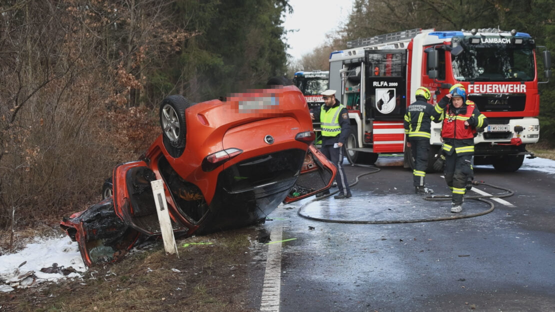 Auto in Flammen: Ersthelfer retten Lenkerin auf Gmundener Straße bei Stadl-Paura aus Unfallwrack